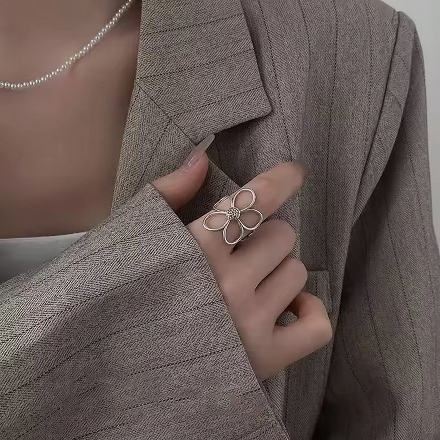 Bloom Airy Silver Floral Ring